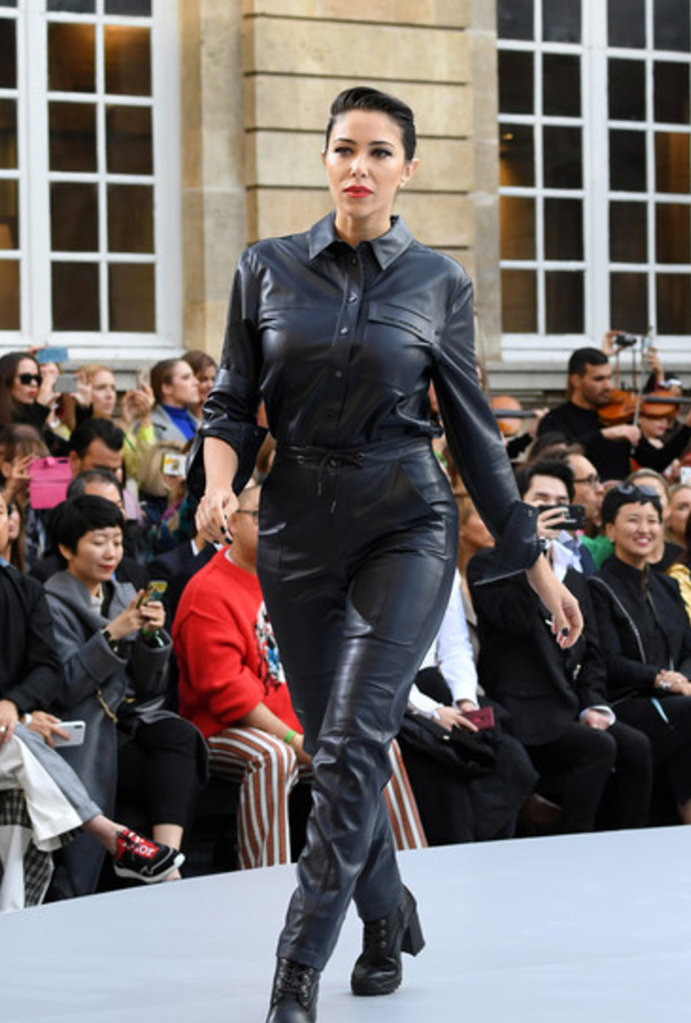 سحر الفساتين المزخرفة والمطبّعة بالرسمات من ‏ Helen Mirren