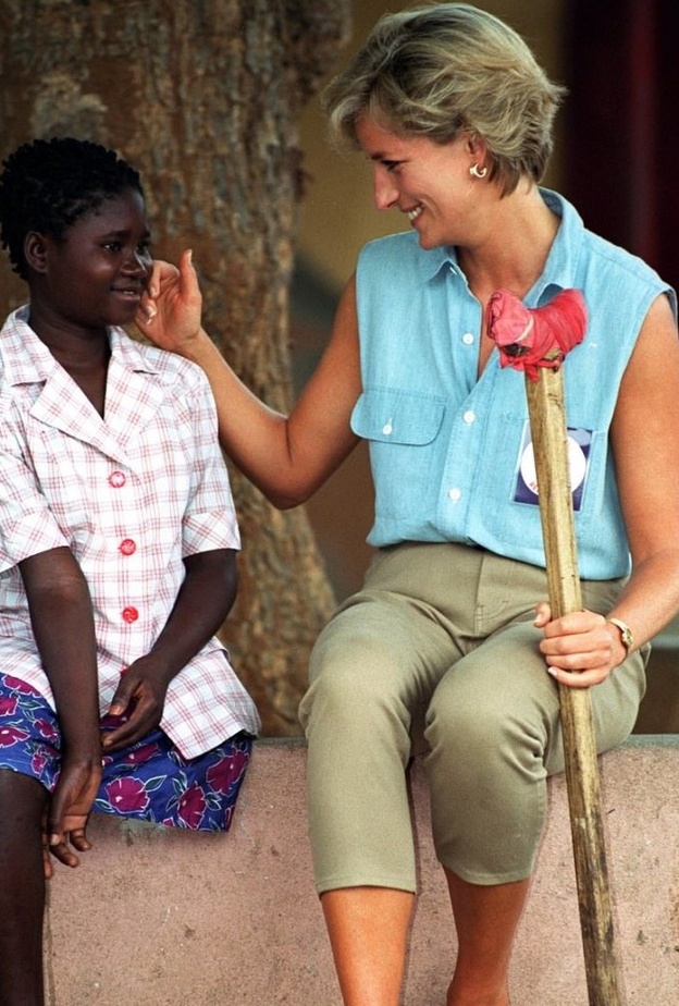 الأمير هاري يقابل ضحية الألغام التي كانت سبب في بكاء والدته الراحلة الأميرة ديانا