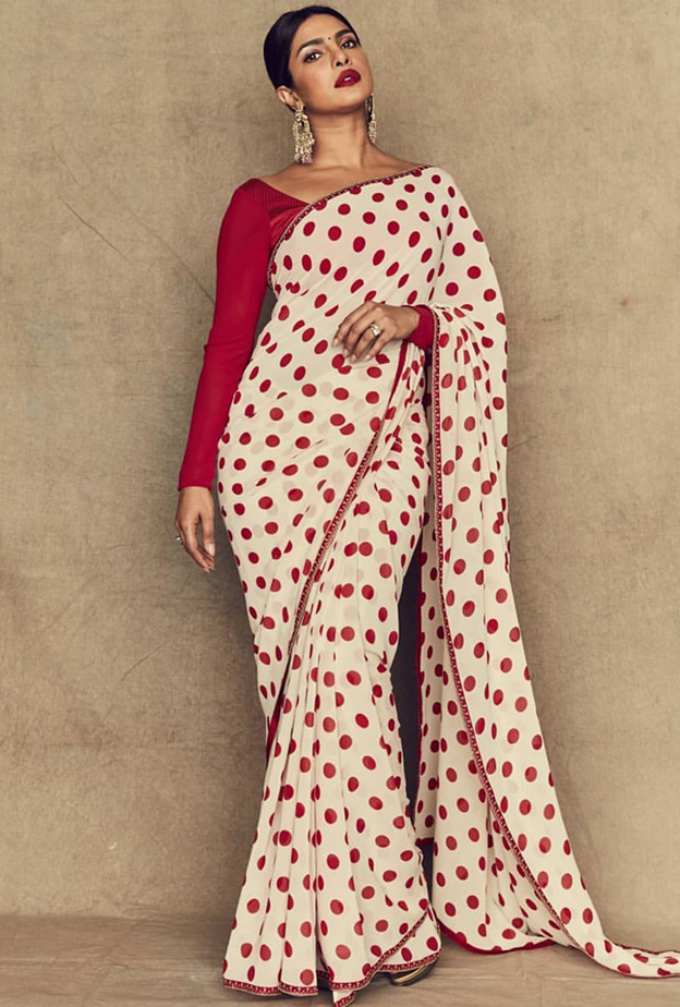 بريانكا شوبرا تحيي التقاليد الهندية بإطلالتها الأخيرة بموضة الساري