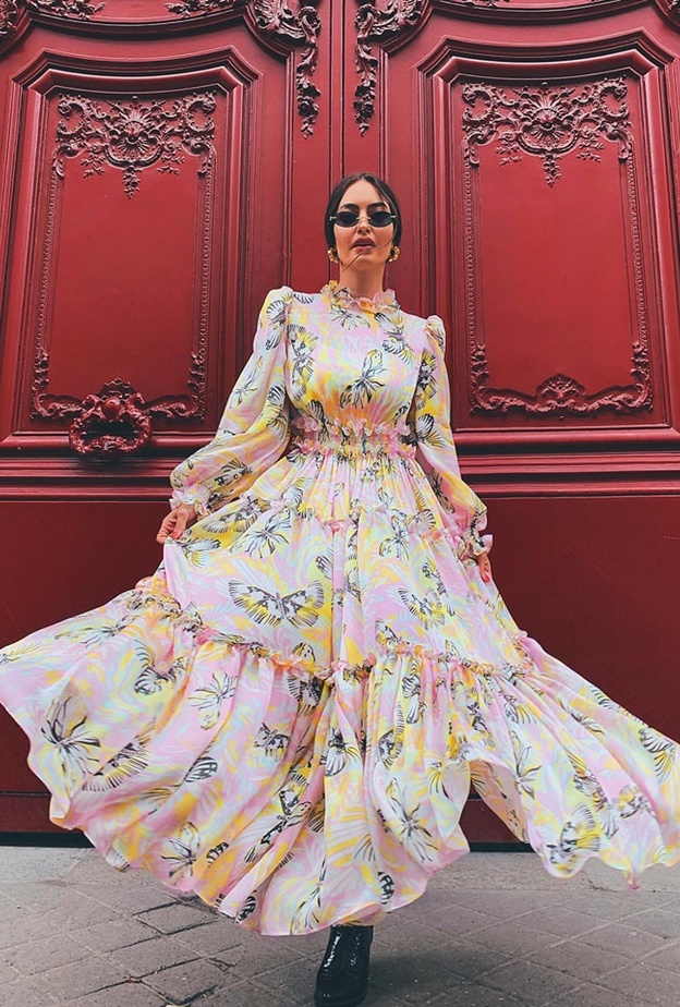 الجميلة ناتالي فنج بفستان أسود جلدي طويل وواسع مع البوتس عالي الساق