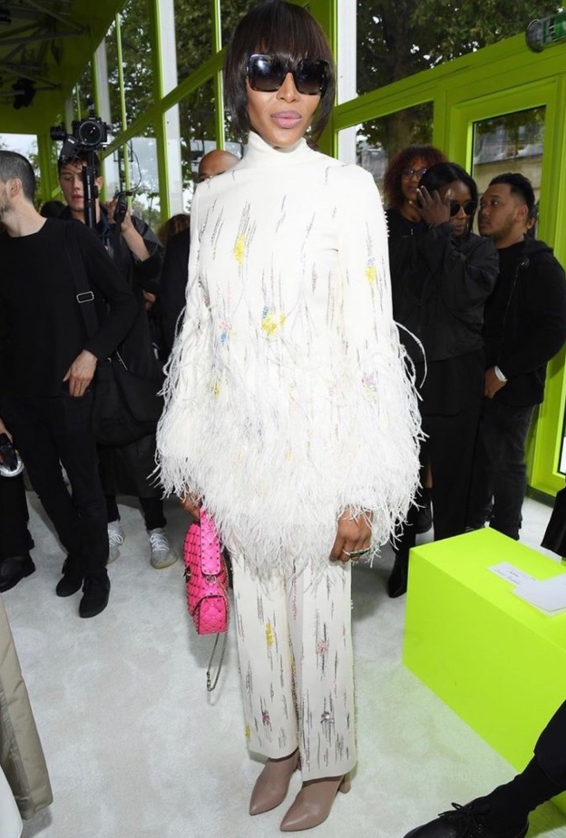 ناعومي كامبل بإطلالة مميزة في عرض فالنتينو خلال أسبوع الموضة في باريس