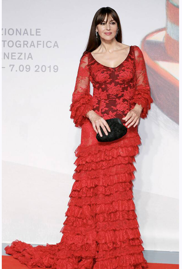 مونيكا بيلوتشي متألقة بفستان من الحرير الأسود من ديور