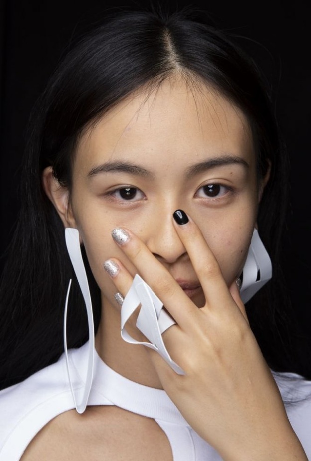 احدث الوان طلاء الاظافر المخملية فهي تناسب الجميع وتبرز على الأظافر القصيرة من وحي دار Guy Laroche