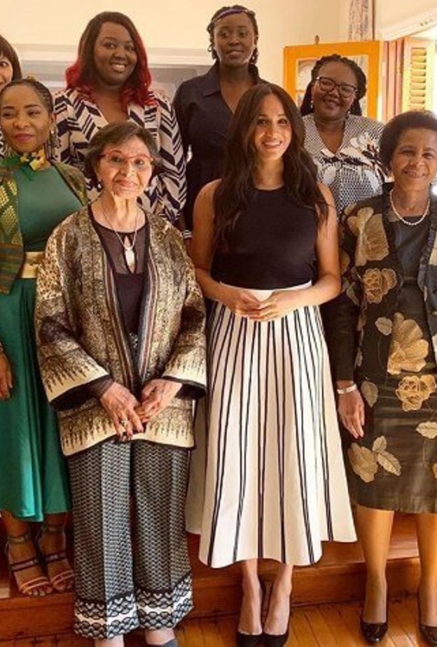 دوقة ساسيكس ظهرت في إفطار العمل الذي استضافته بتنورة أنيقة متوسطة الطول من ماركة J. Crew