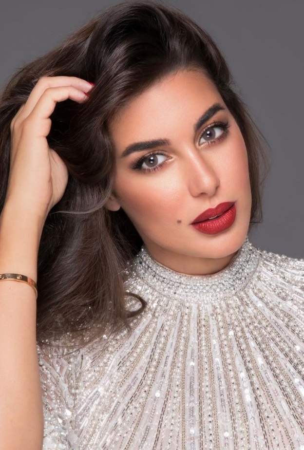 النجمات تنافسن على اطلالات جمالية جذابة في شهر سبتمبر