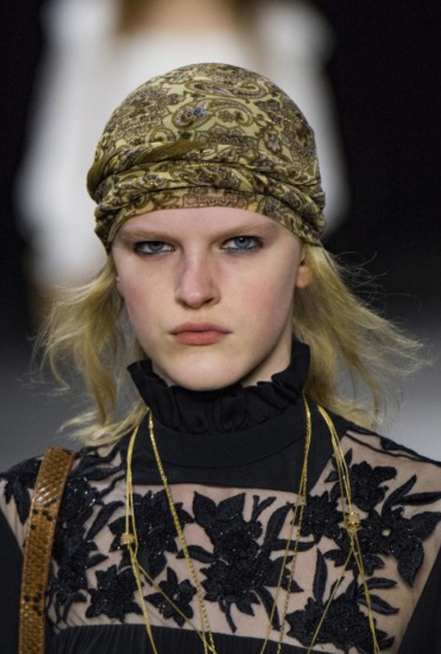 أكسسوارات شع رالقبعة البيضاء من Lanvin