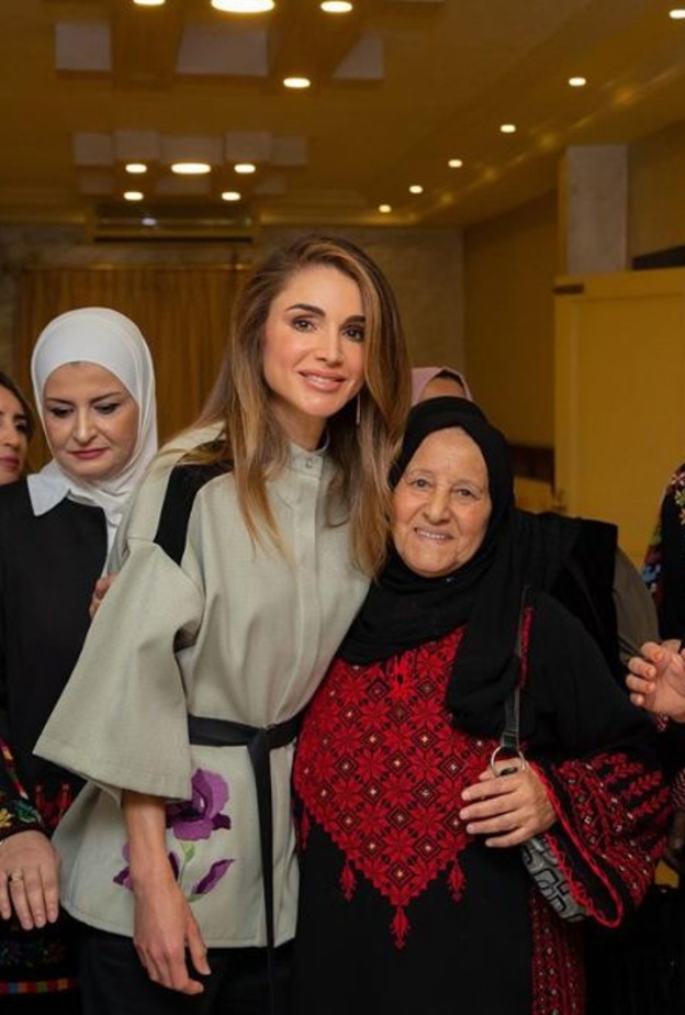 تألقت بتسريحة الشعر المنسدل على كتفيها، بينما إعتمدت ماكياجاً ترابياً ناعماً