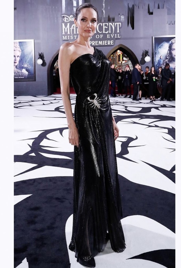 انجلينا جولي مع ابنائها في عرض اطلاق فيلمها الجديد