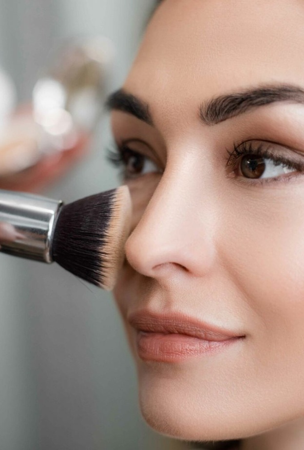 خطوات وضع مكياج بسيط للحصول على بشرة متوهجة بالصور