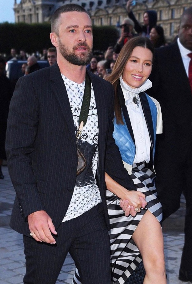 جستن تمبرليك وزوجته جيسيكا بيل بعد حضورهما عرض لوي فيتون خلال أسبوع الموضة في باريس