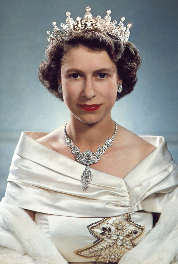 استوحي من الاميرات تاج زفافك