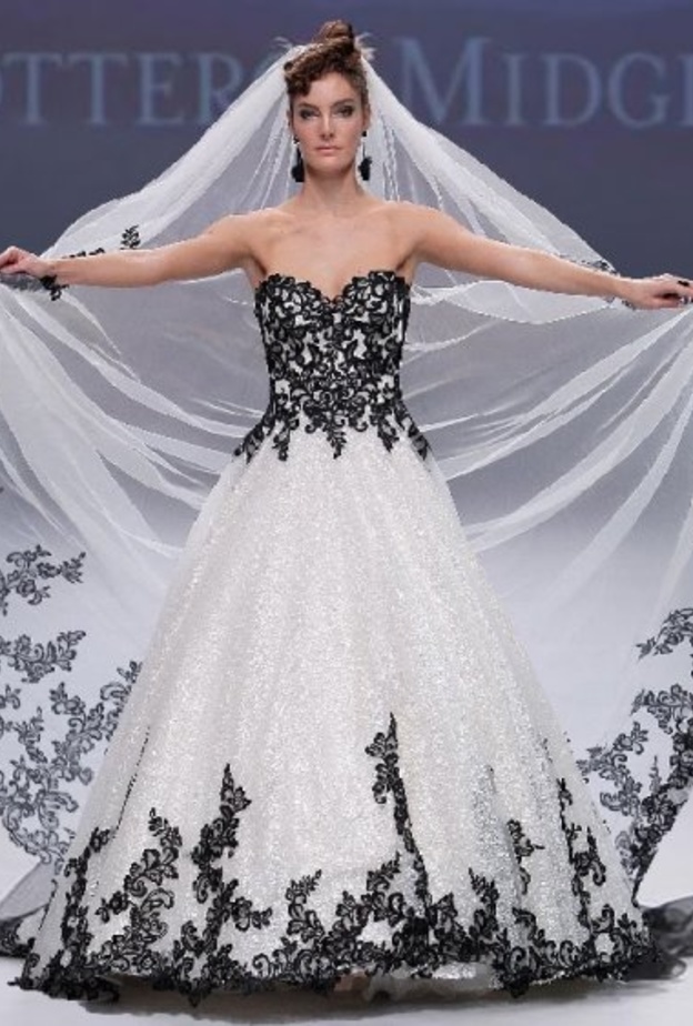 موديل أقراط الريش من أسبوع الموضة العرائسي في نيويورك