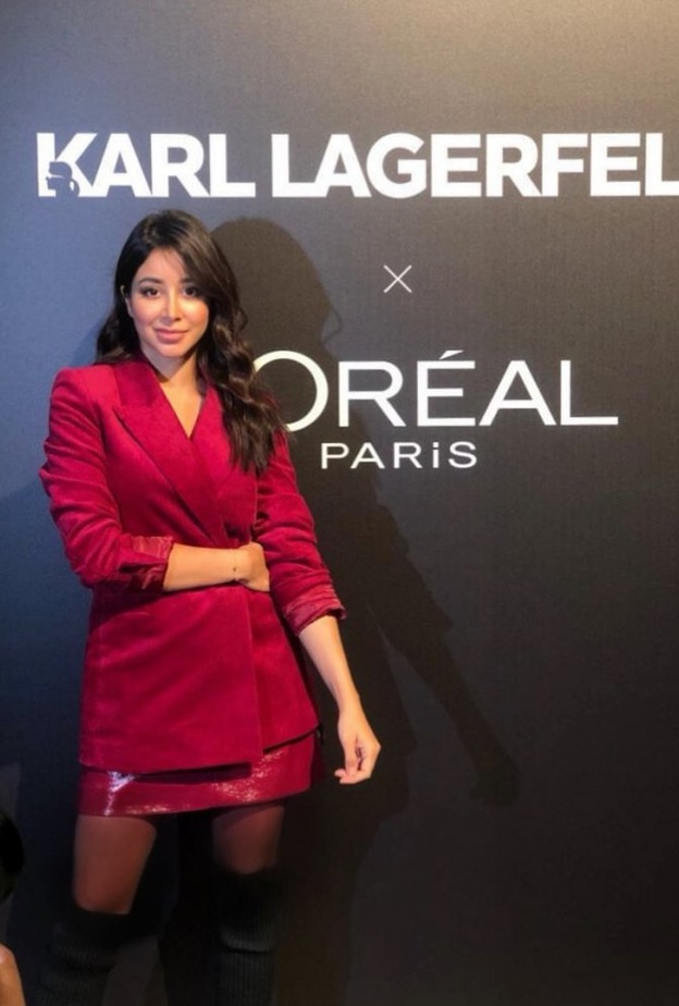 نسقت اسيل موضة الجلد بأنوثة قوية ومميزة