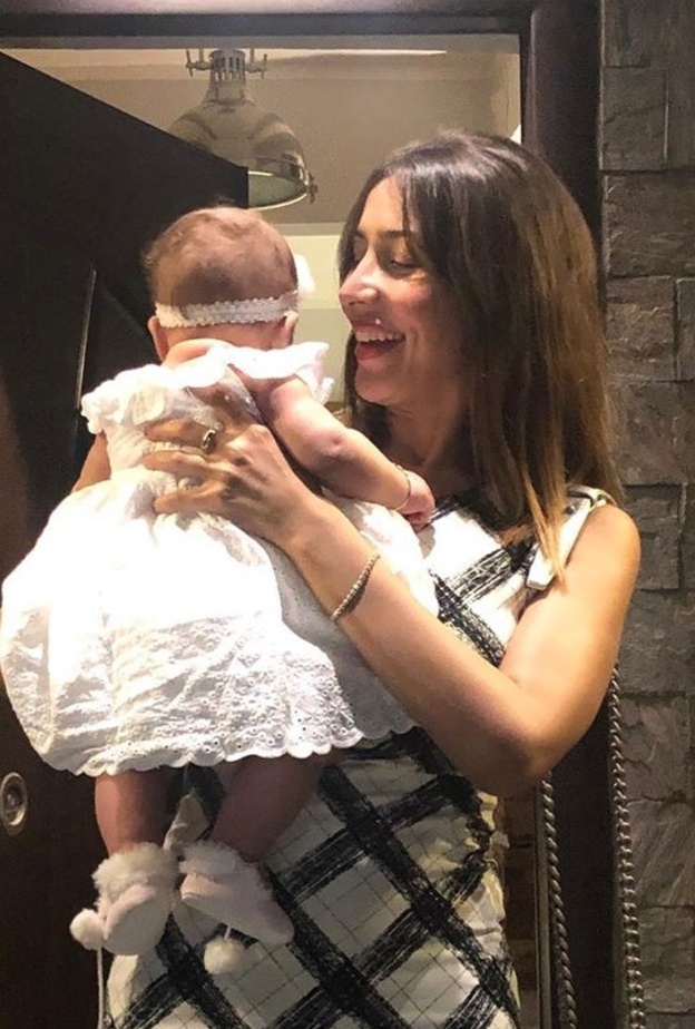 جنات نشرت فيديو وهي تغني لطفلتها