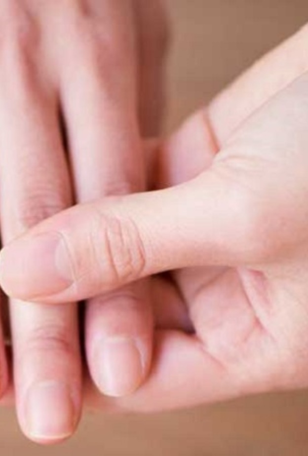 الصدفية من مسببات نقر الأظافر