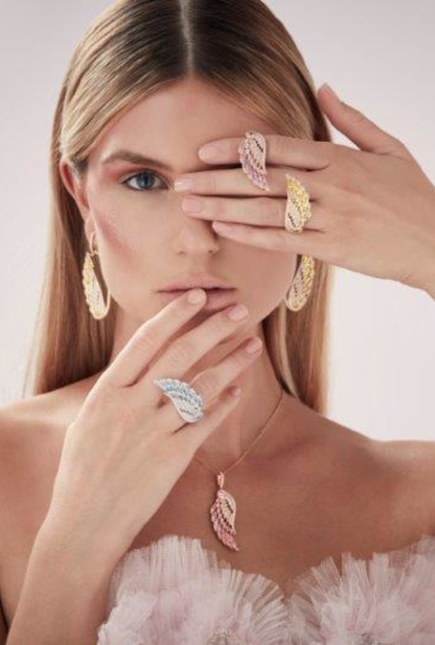 أقراط من مجموعة وينجس إمبريس 