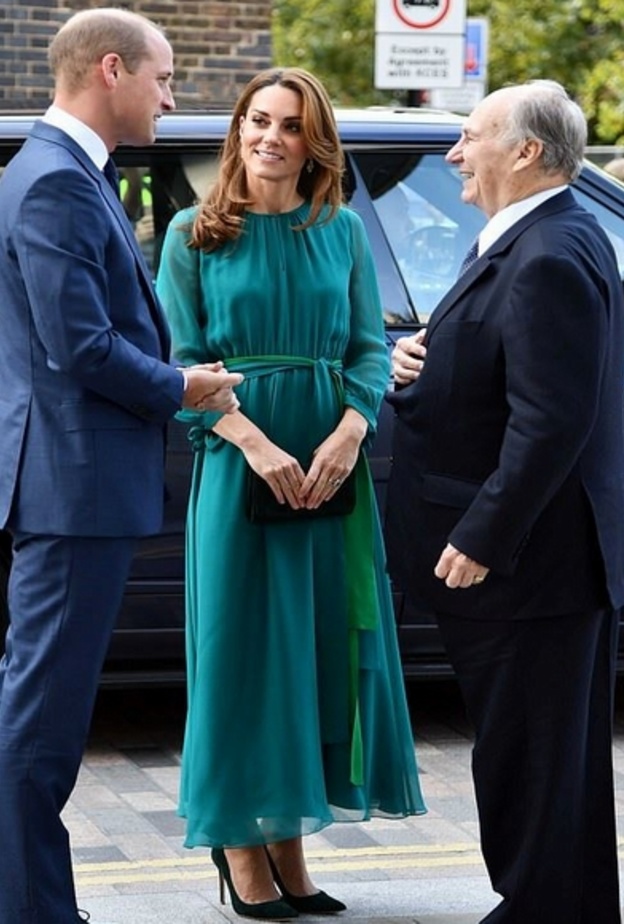 أكملت اللوك بحقيبة كلاتش وحذاء من المخمل الزيتي من Emmy London