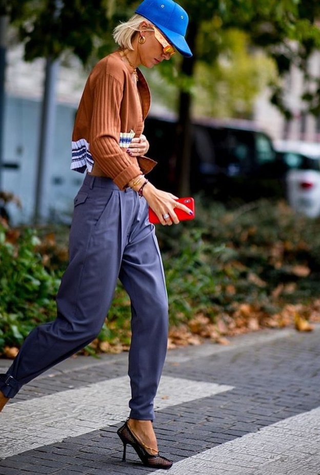 اطلالة احادية باللون الأزرق مع بوت بني طويل