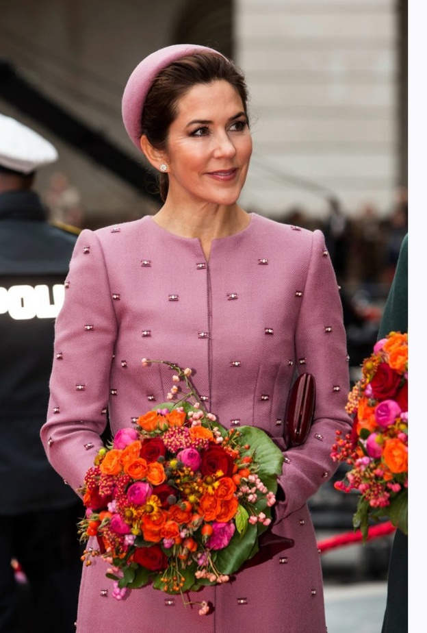 إطلالة ساحرة بأسلوب ماري ملكة الدنمارك