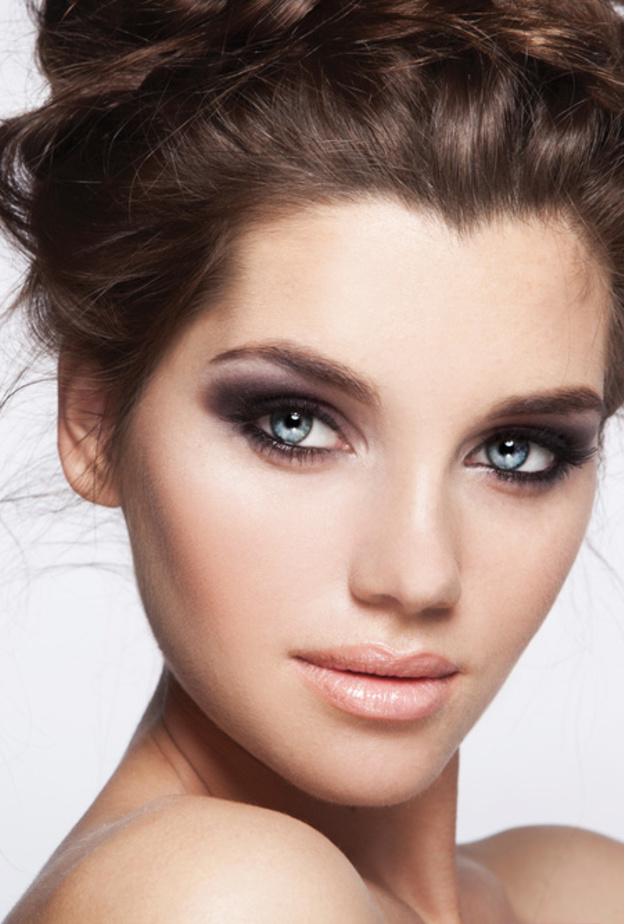 طبقي اللون الأبيض على عظمة الحاجب السفلية وعلى الزاوية الداخلية للعين