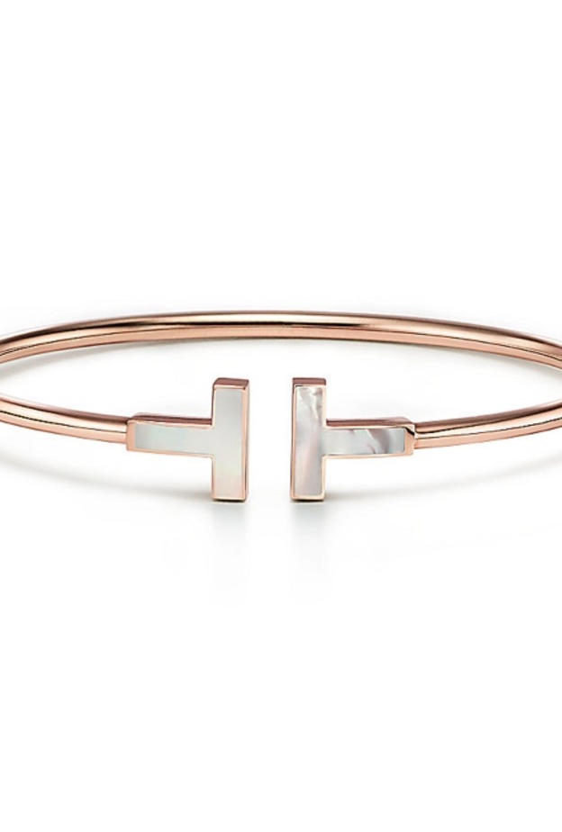 سوار ذهب من مجموعة Tiffany T مزدان بعرق اللؤلؤ.