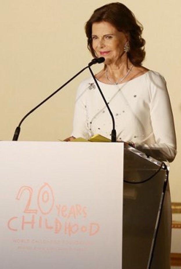 الأميرة مادلين مع اعضاء الحفلة