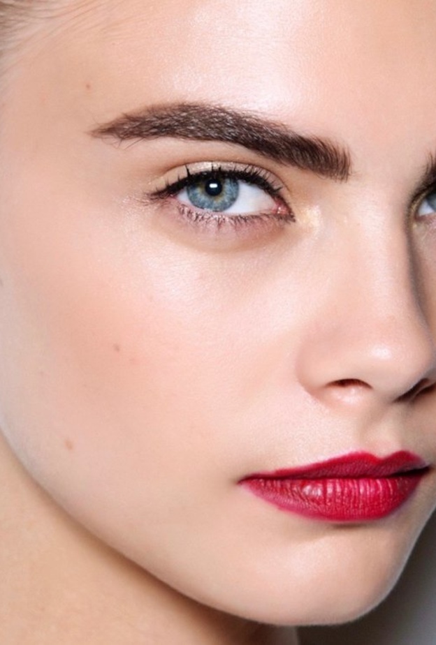 اختاري رسمات الحواجب المستقيمة والرفيعة لإطلالة رائعة وسريعة في الصباح قبل العمل