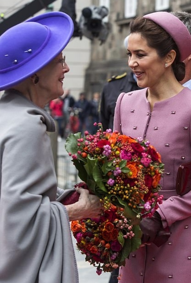 ملكة الدنمارك تبدأ في تسليم مهام عملها تدريجيا للأميرة ماري