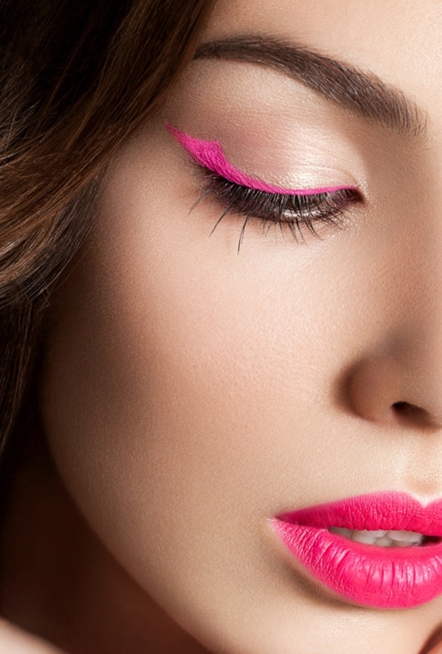 اعتمدي الآيلاينر الوردي لدعم حملة سرطان الثدي