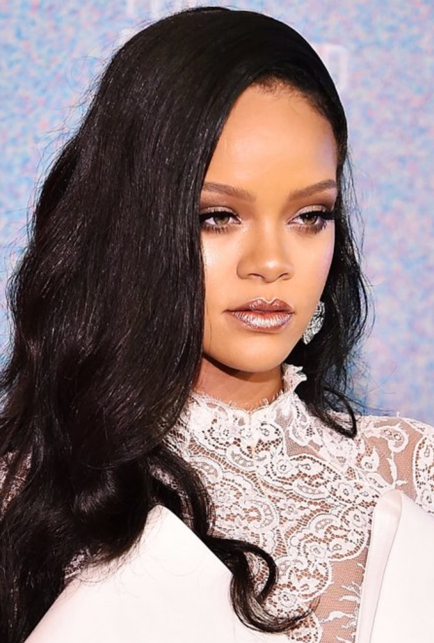 تسريحات شعر أسود طويل مع الخصل الكيرلي بأسلوب ريهانا