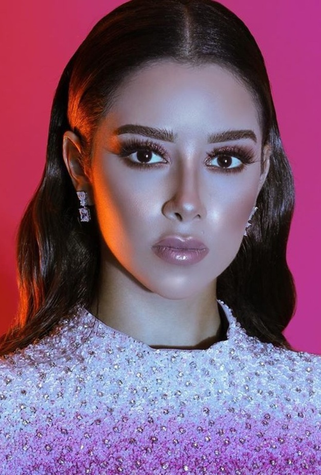 النجمة بلقيس بمكياج متلائم مع اجواء الخريف