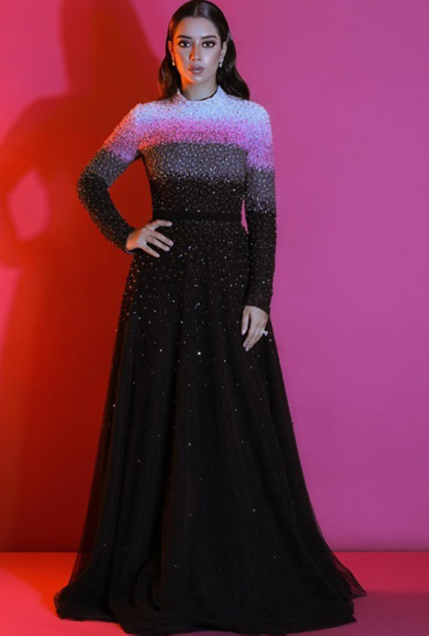 موضة الفستان الأصفر المتألق بأقمشة الحرير من اختيار بلقيس