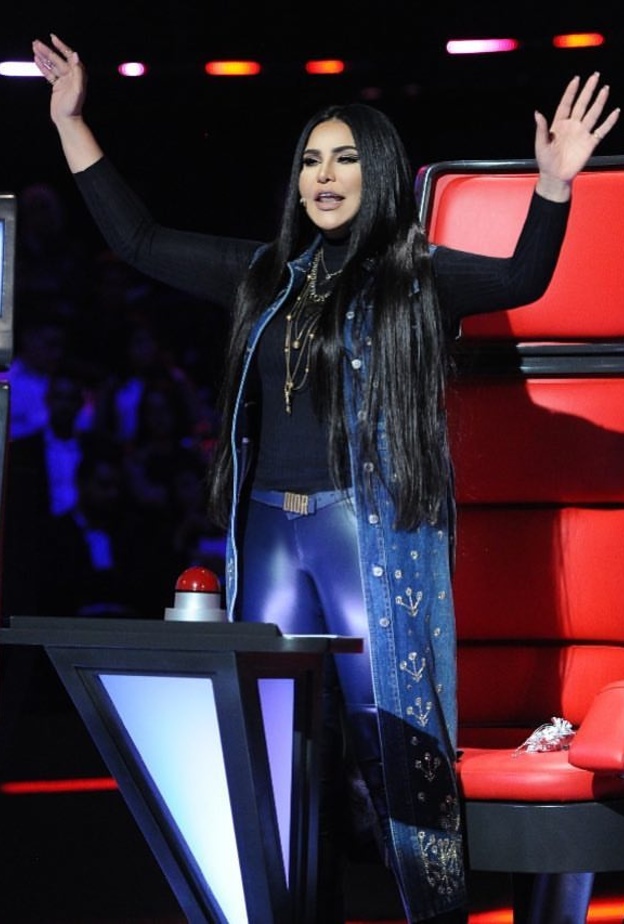 احلام تختار اكسسوارات ديور الجلدية لتكمل اطلالتها بطابع شبابي