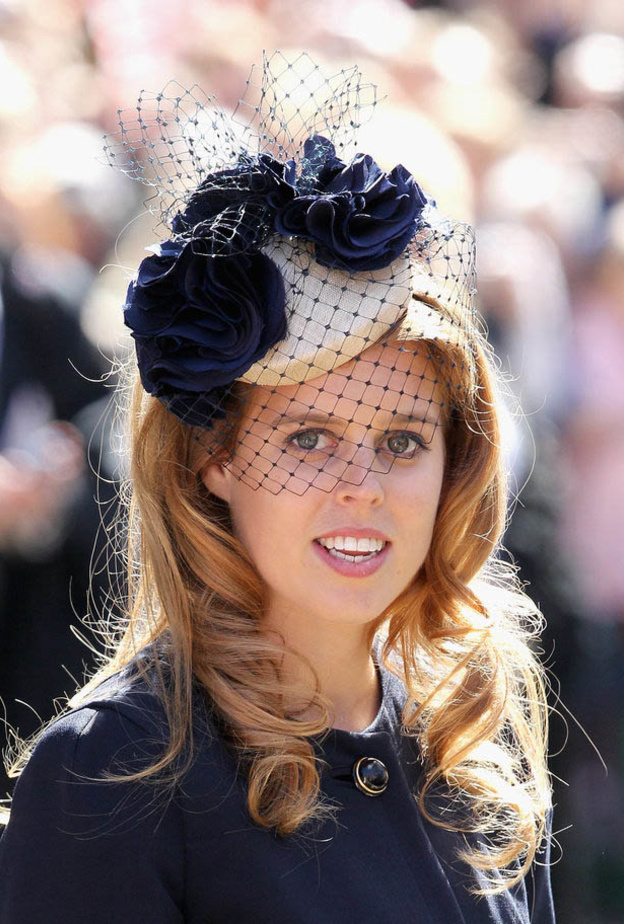 أجمل اكسسوارات شعر الأميرة بياتريس بلوني الأبيض والأسود بعد إعلان خطوبتها