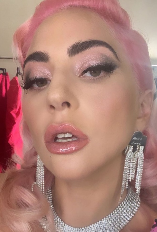 الشعر الوردي الذي اختارته ليدي غاغا في إطلالتها الأخيرة