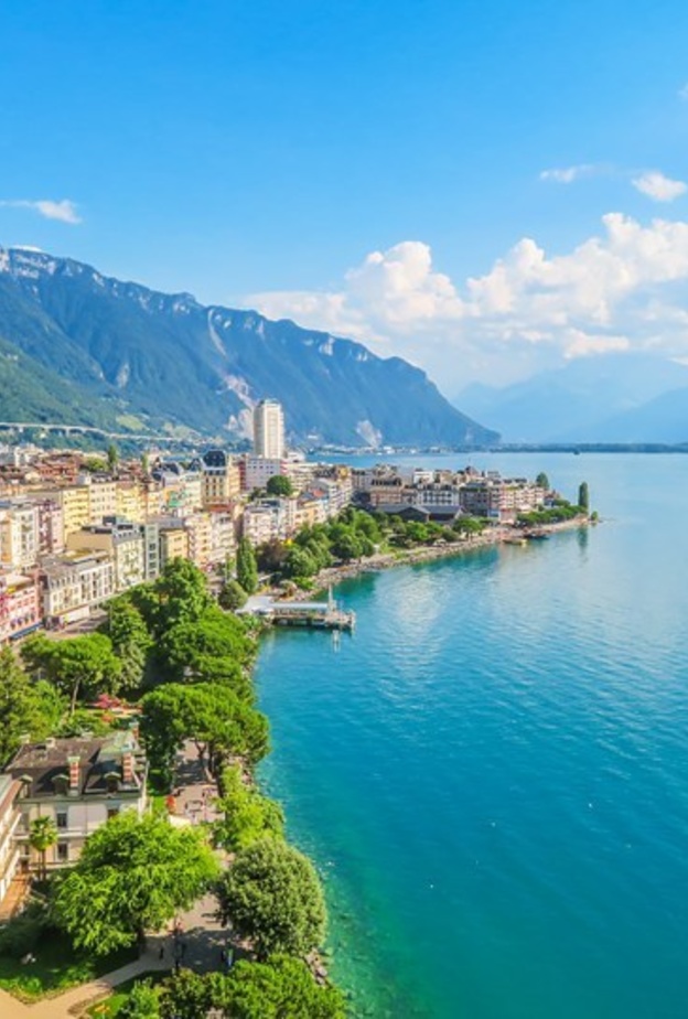 إنترلاكن تتميز بلدة إنترلاكن بموقعها المميز بين بحيرتين، بحيرة ثون (Lake Thun) وبحيرة برينز (Lake Brienz)