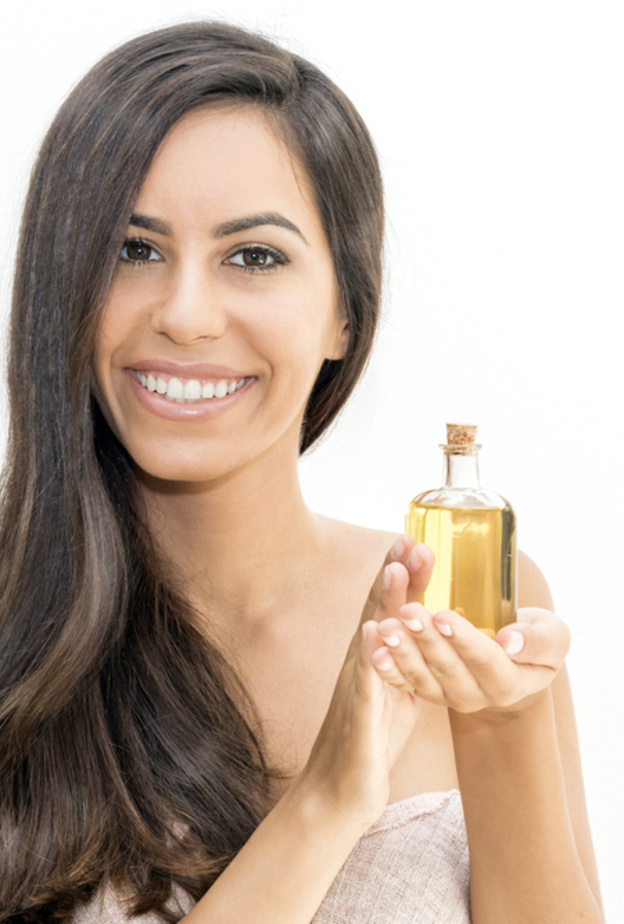 أعيدي بناء شعرك المتساقط باستخدام زيت السمسم للشعر