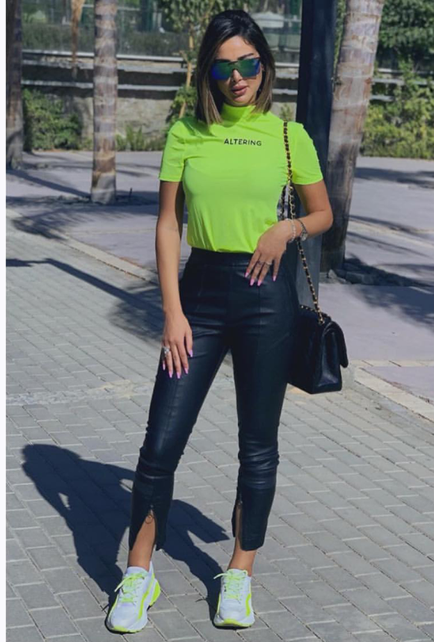 إطلالة رياضية للجميلة بسمة بوسيل مع الشورت والسويت شيرت الواسعة