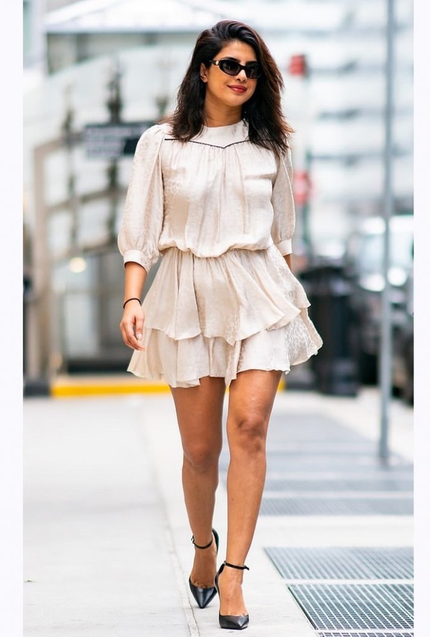 برزت الجميلة بريانكا شوبرا Priyanka Chopra بتألقها بفستان ميدي وشبابي باللون البيج