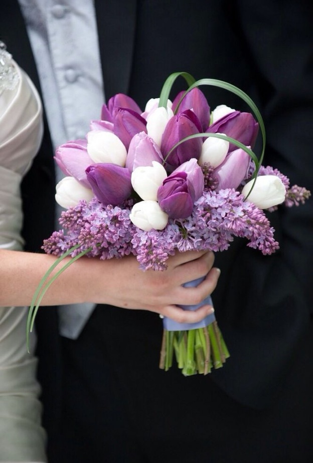 بوكيه من زهرة التوليب للعروس الرمانسية