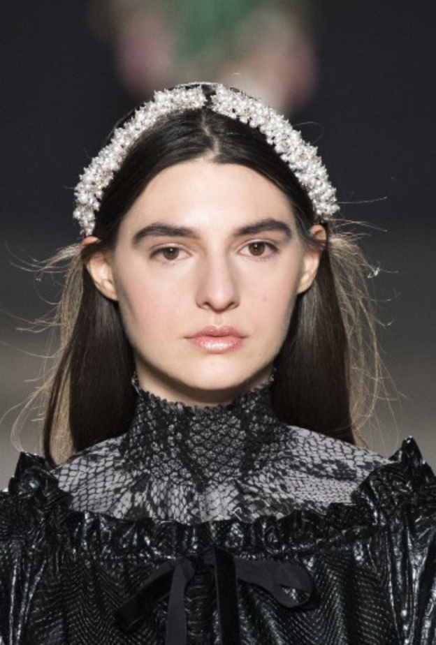 أكسسوارات شعر اللؤلؤ من خلال الدبابيس أجدد صيحات خريف 2019