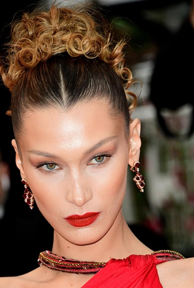 إطلالة جريئة مختلفة اعتمدتها بيلا