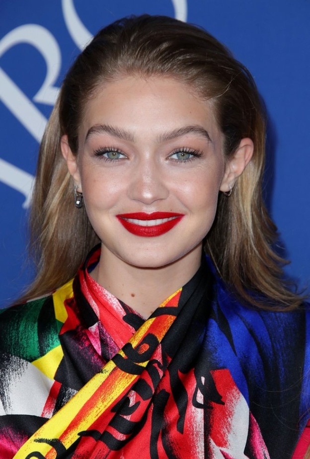 اجمل درجات احمر الشفاه باللون الأحمر الداكن مستوحى من جيجي حديد