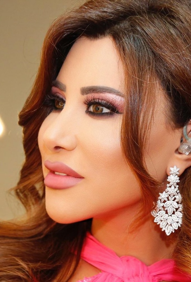 مكياج وردي من كارلا حداد دعما لشهر التوعية بسرطان الثدي