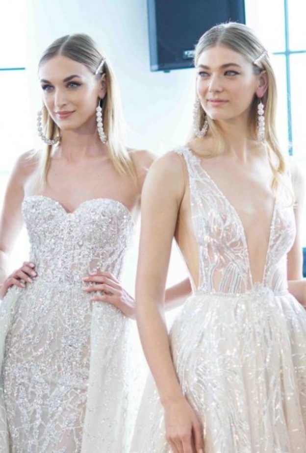 عارضات _بيرتا_ كانت تضعن جميعهن أقراط حلقية كبيرة مرصعة بحبيبات كريستالية براقة يوم العرض في أسبوع الموضة العرائسي في نيويورك