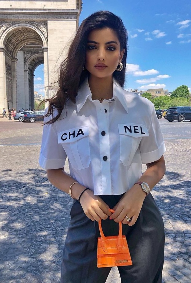 علا فرحات بحقيبة Jacquemus 