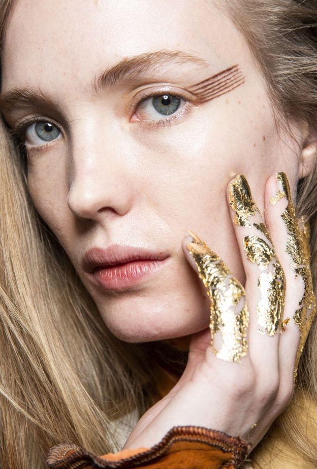 احدث الوان مناكير جليتر قوية من Christian Siriano