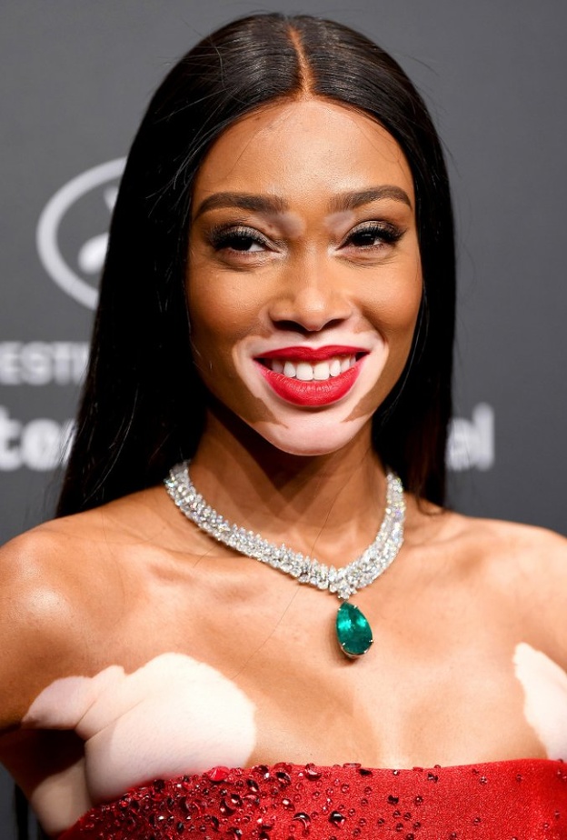 ويني هارلو بقلادة أنيقة من ماركة  Bulgari