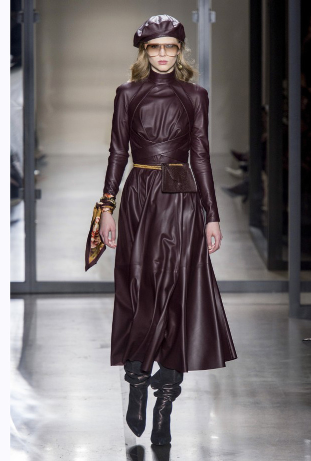 فساتين الجلد السوداء والميدي من David Koma