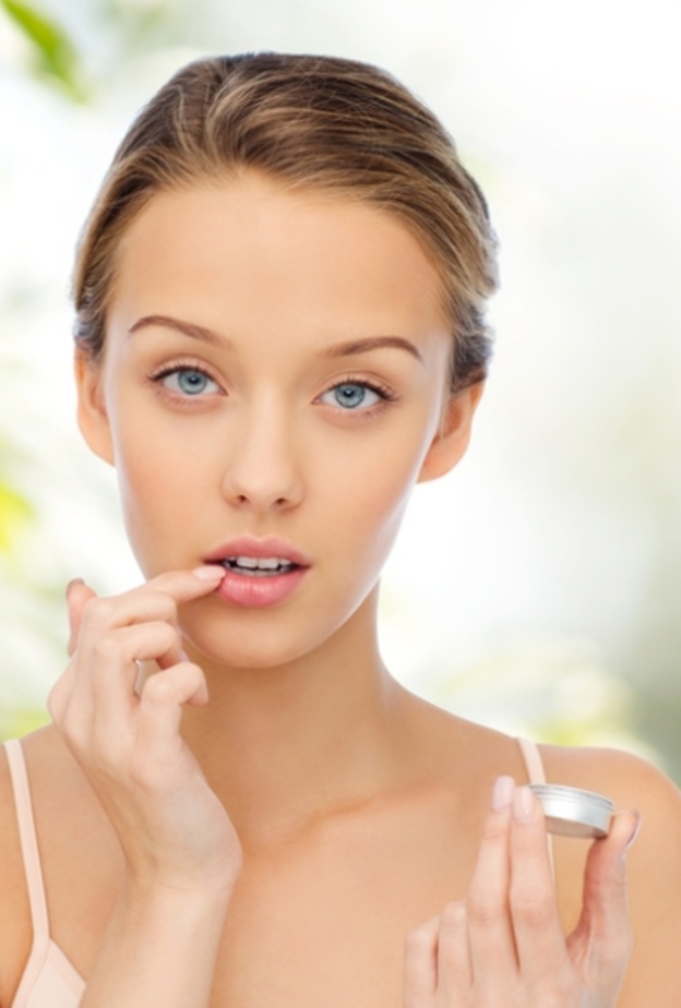 يتوجب عليك ترطيب شفاهك يوميا في الخريف لمنع جفافهما